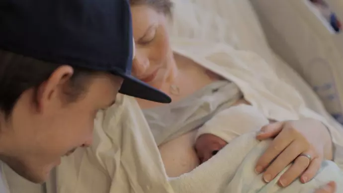 Sverige först i världen med förlossning i VR  – ska förbereda blivande föräldrar