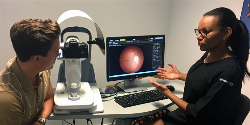 Synoptik fördjupar satsningen på ögonhälsa – erbjuder sina optiker DO-utbildning på Karolinska