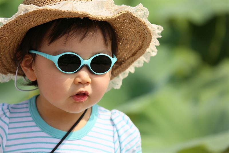 Fortsatt alarmerande siffror visar: Endast en av fyra småbarnsföräldrar skyddar sina barn med solglasögon
