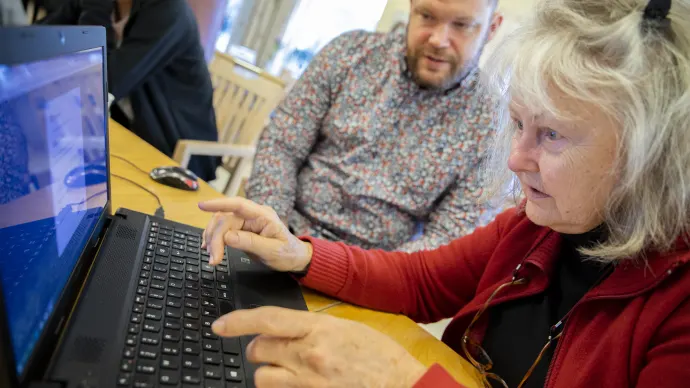 Här får seniorerna hjälp med det digitala