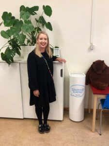 Sverigefinska Skolan i Upplands Väsby först i landet att använda en ny luftrenare för mindre lokaler 2