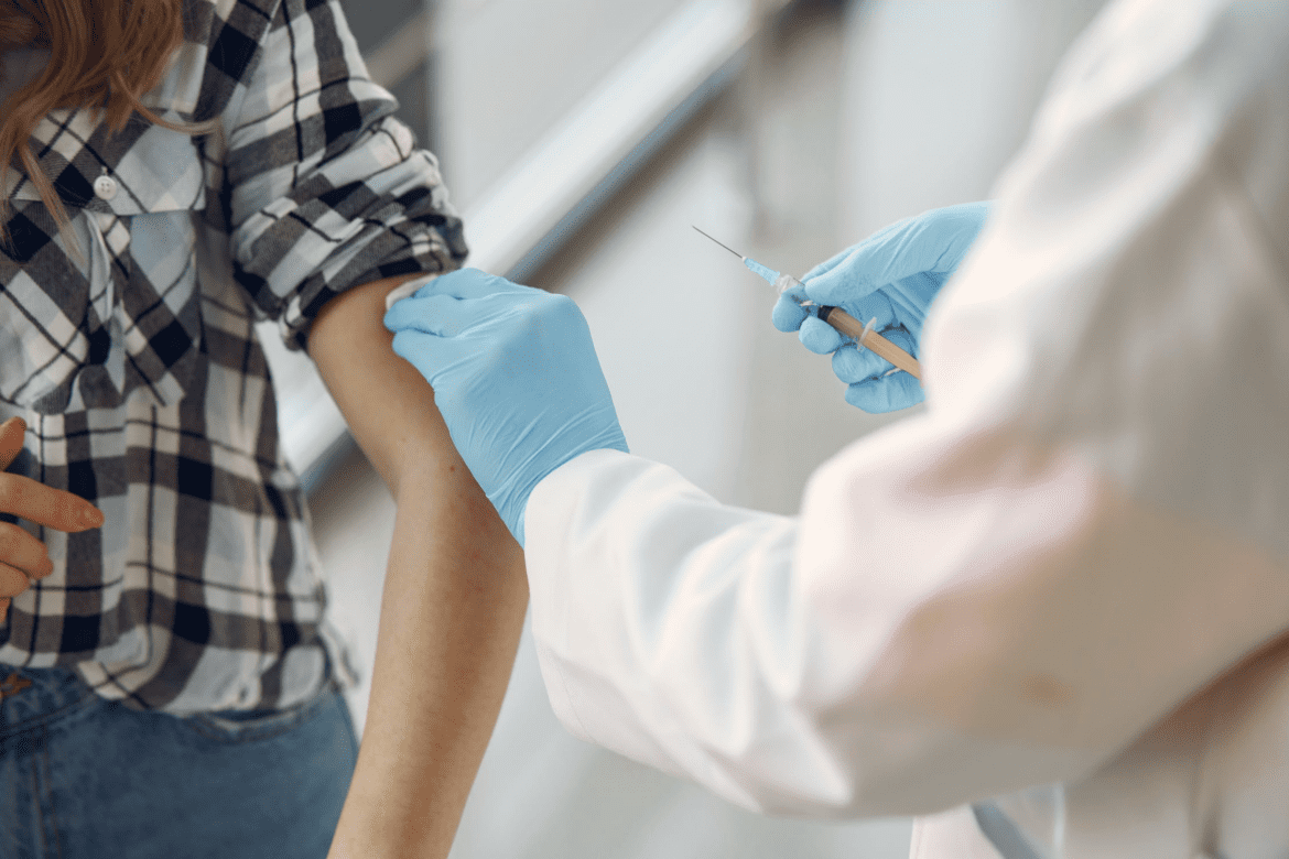 Stor osäkerhet kring hur vaccination mot covid-19 och säsongsinfluensa kan kombineras