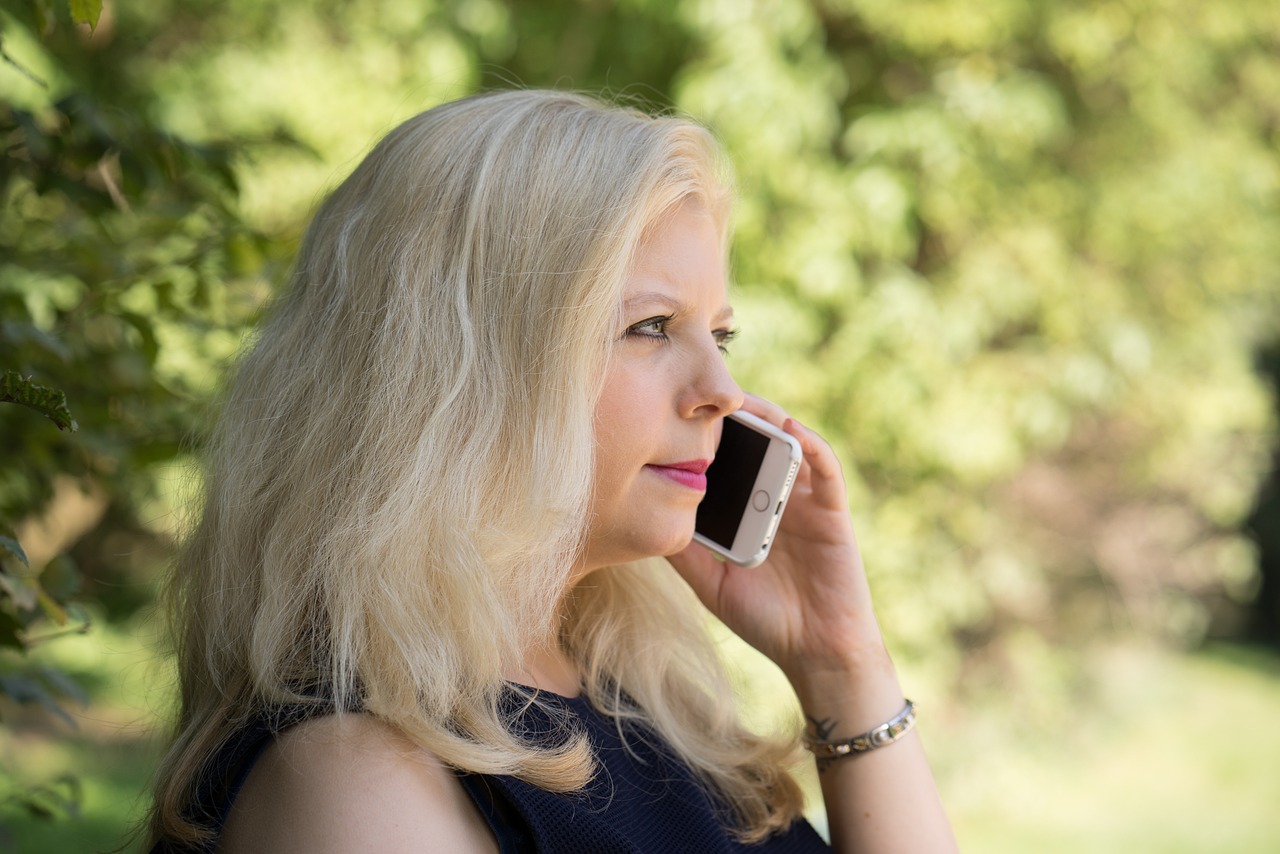 Telefonsamtal kan hjälpa äldre att bekämpa ensamhet