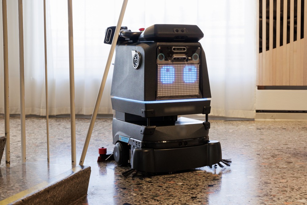 Städrobotar stärker upp på Lycksele lasarett och Norrlands universitetssjukhus