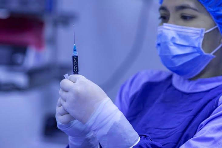 Är mRNA vaccinerna mot covid-19 genmodifierade organismer (GMO)?
