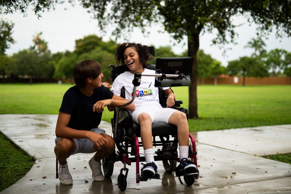 Ny forskning bekräftar: kommunikationshjälpmedel fördubblar livskvaliteten för människor med funktionsnedsättning och minskar samhällets kostnader