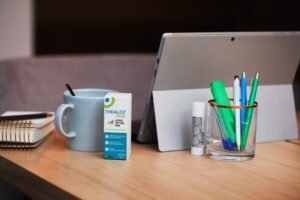 Tips från Thealoz Duo! Därför drabbas du av torra ögon – och så enkelt kan du lindra besvären