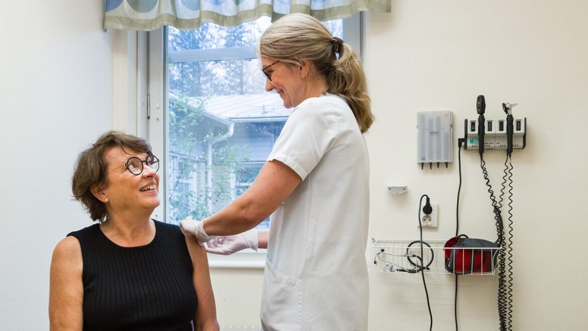 Fler behöver vaccinera sig mot covid-19 och influensa