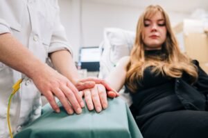 Så skiljer nervsystemet på olika sorters social beröring