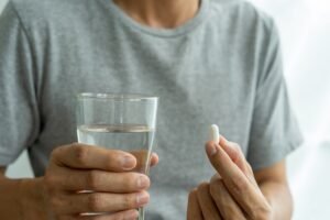 Många unga vuxna känner inte till riskerna med att kombinera kosttillskott och läkemedel