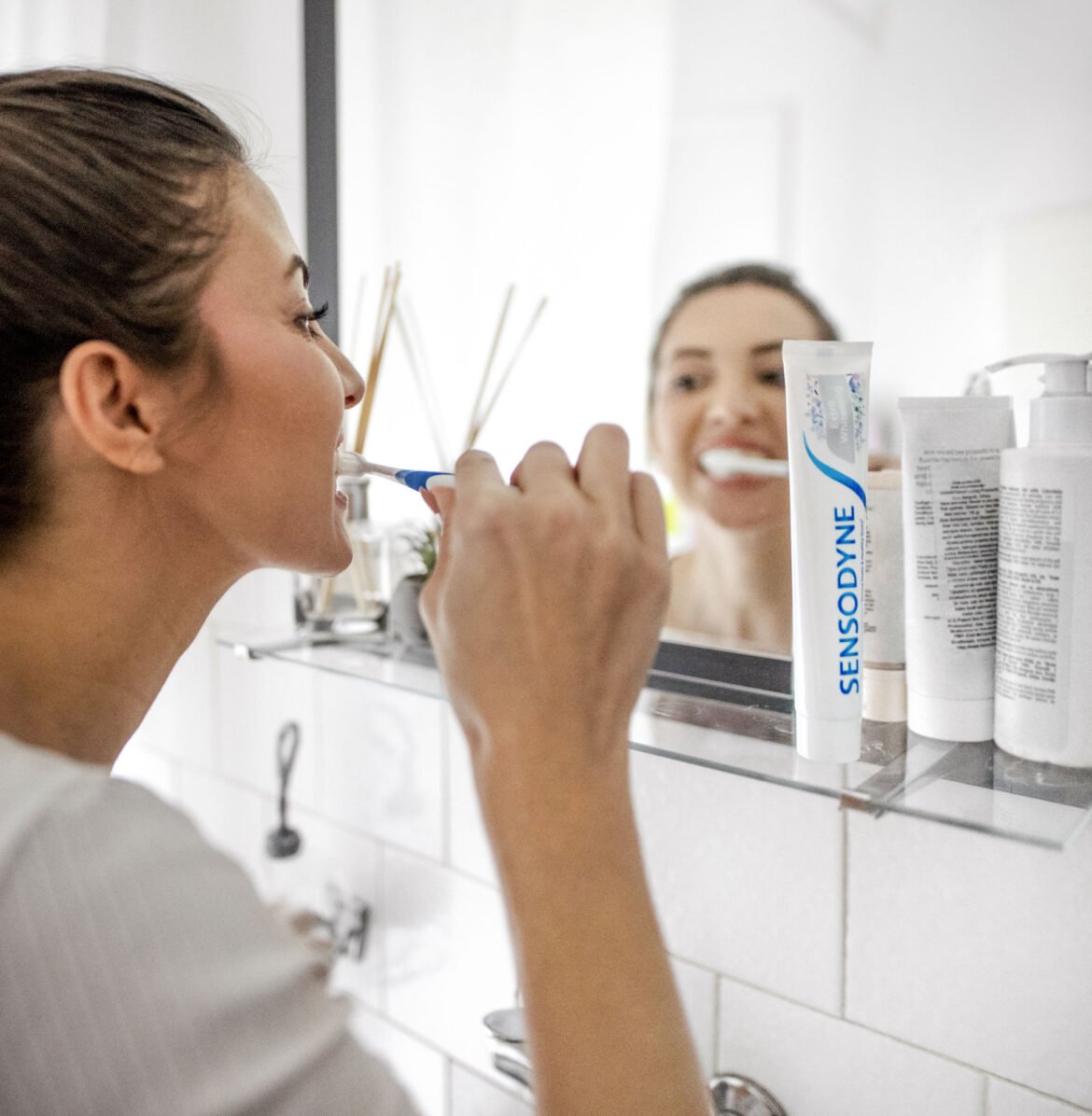 Generationsklyftan i badrummet – ny undersökning visar att unga halkar efter i munhälsan