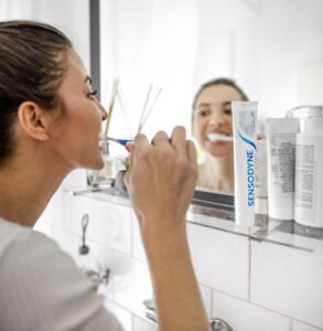 Generationsklyftan i badrummet – ny undersökning visar att unga halkar efter i munhälsan