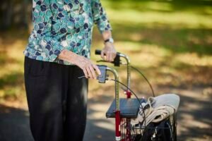 Hur kan du bry dig om ensamma äldre?