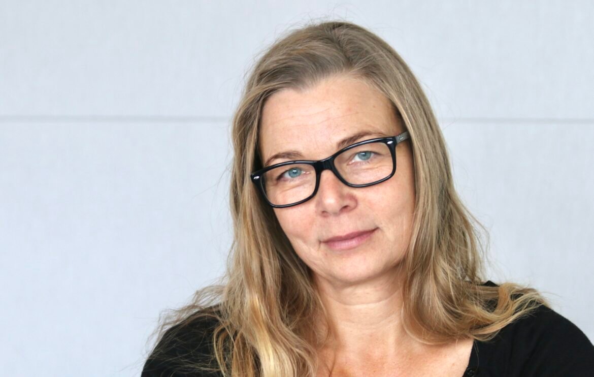 Ska vården eller patienten informera om ärftlig cancer