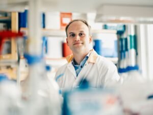 Lars Karlsson utses till Årets barncancerforskare 2025