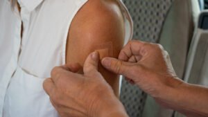 Miljontals svenskar vet inte att grundvaccinet behöver fyllas på i vuxen ålder