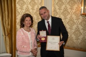 H.M. Drottningen delade ut SSMF:s Jubileumspris till professor Samir EL Andaloussi H.M. Drottningen delade ut SSMF:s Jubileumspris till professor Samir EL Andaloussi