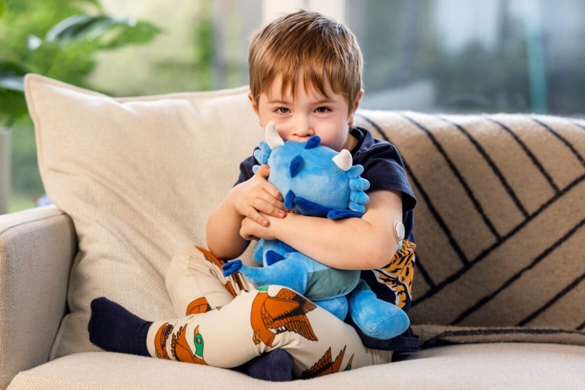 Barndiabetesfondens blå mjukisdrake Milli hjälper barn leva med typ 1-diabetes