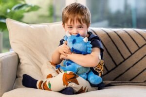 Barndiabetesfondens blå mjukisdrake Milli hjälper barn leva med typ 1-diabetes