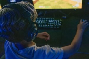 Pojke vid dator SFSFS