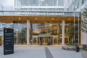 Vrålande palestinapöbel i huvudentrén hos Nya Karolinska sjukhuset