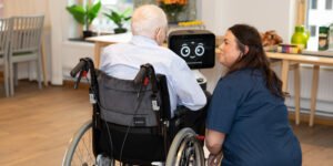 Robotarna Robin och Doris testar nya möjligheter i äldreomsorgen